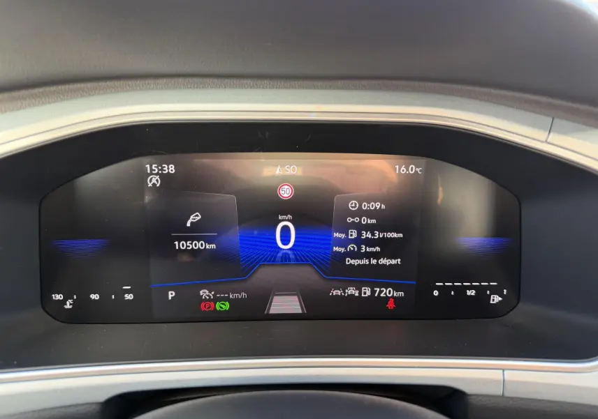 Affichage digital du tableau de bord du Volkswagen T-Roc noir, vue frontale centrée sur l'écran multifonction.