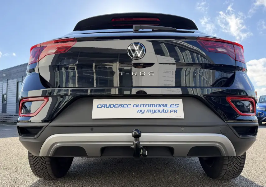 Vue arrière d'un Volkswagen T-Roc noir 2025 avec attelage amovible et feux LED distinctifs.