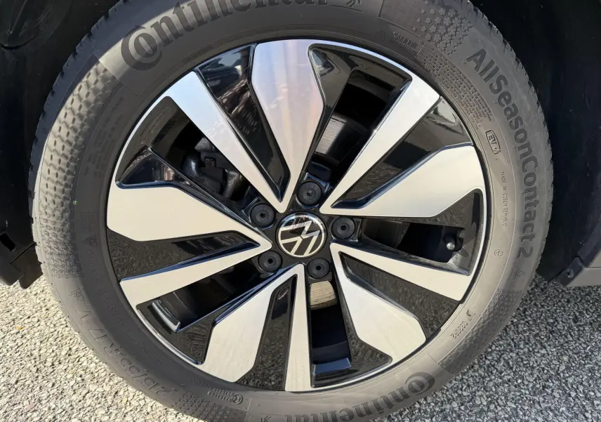 Gros plan sur la jante alliage 17 pouces Zurich bicolore noir et argent du Volkswagen T-Roc noir 2025.