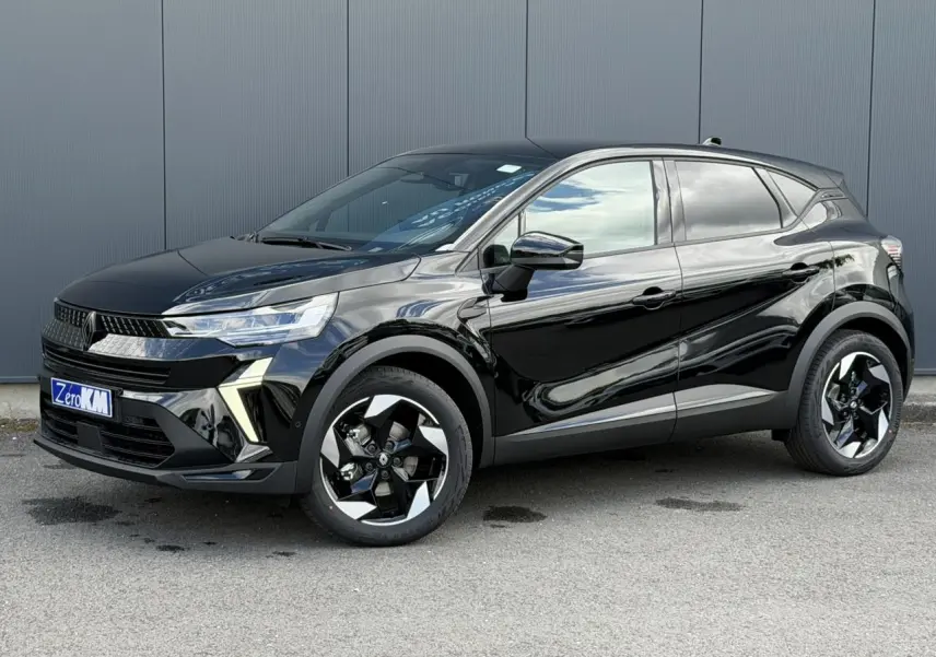 Renault Captur 2026 noir étoilé en 3/4 avant droit, avec jantes aluminium noires et détails modernes lumineux.