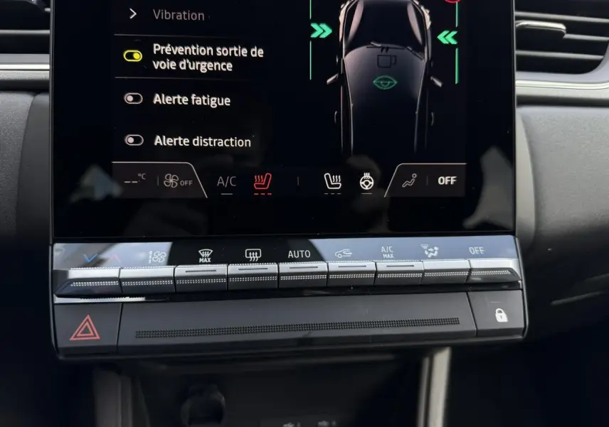 Vue rapprochée de l’écran tactile et des commandes de climatisation du Renault Captur noir étoile, affichant les alertes de sécurité.