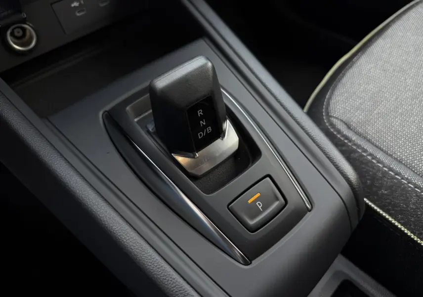 Gros plan sur la console centrale du Renault Captur 2026, levier de vitesses automatique et bouton de parking électronique.