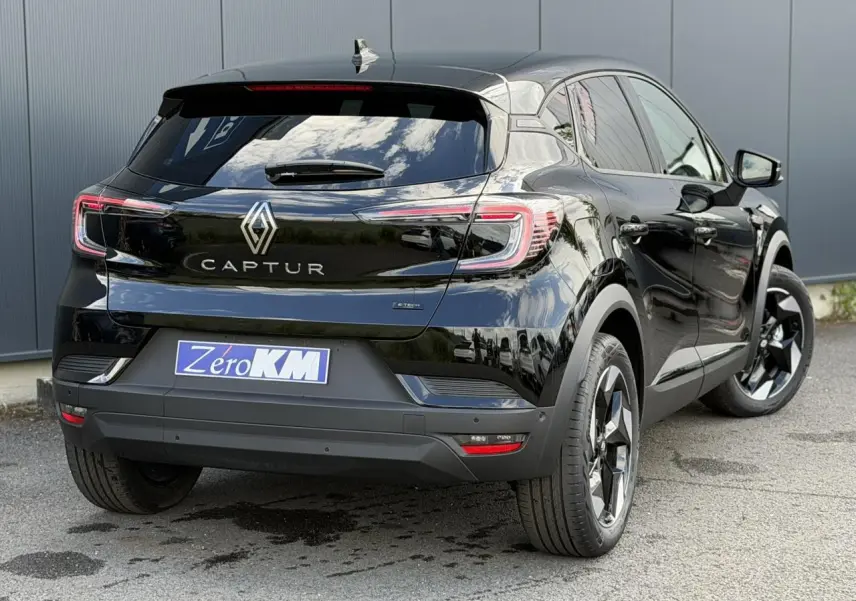 Vue 3/4 arrière droite du Renault Captur noir étoilé 2026 avec jantes aluminium noires et feux LED distinctifs.