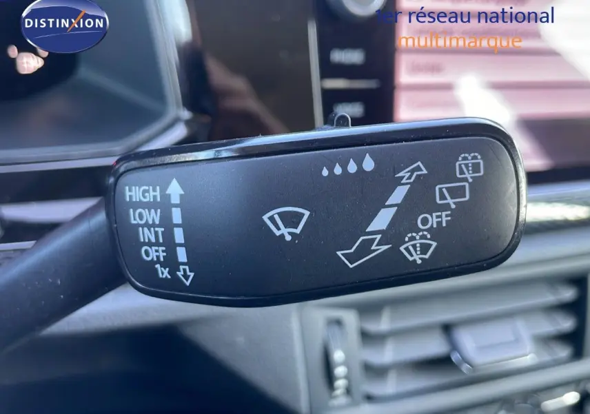 Gros plan sur la commande des essuie-glaces du Volkswagen Taigo gris cendre 2022, intérieur moderne et épuré.