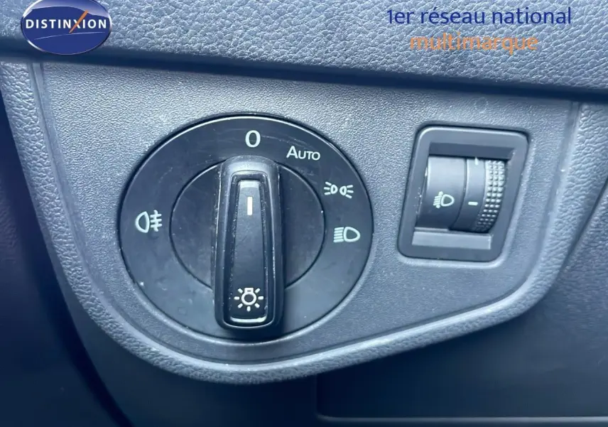 Gros plan sur la commande d'éclairage intérieure du Volkswagen Taigo gris cendre, avec réglage rotatif et molette.