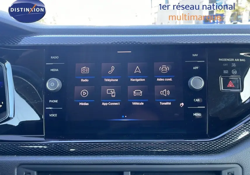 Écran tactile central du tableau de bord du Volkswagen Taigo 2022 affichant les options multimédia et navigation.