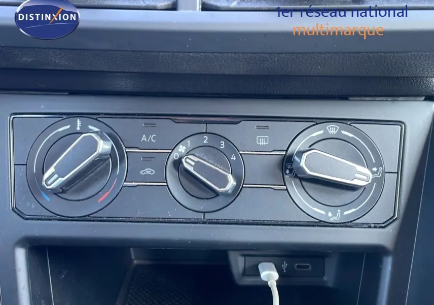 Commandes de climatisation manuelle sur tableau de bord du Volkswagen Taigo gris cendre, version 2022.