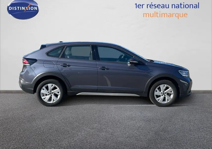 Profil côté gauche du Volkswagen Taigo gris cendre 2022, version 1.0 TSI 110CH LIFE avec jantes alliage et lignes dynamiques.