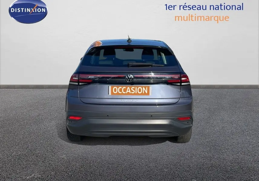 Vue arrière d'un Volkswagen Taigo gris cendre 2022 avec feux arrière LED et plaque "OCCASION" visible.