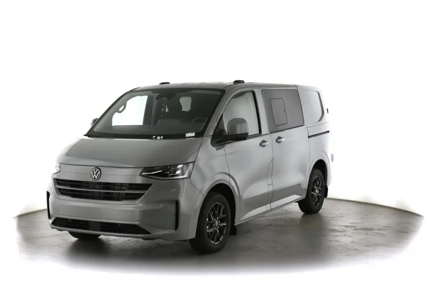 Volkswagen Transporter T7 gris Stone vu en 3/4 avant droit avec jantes alliage noir brillant et vitres latérales surteintées.