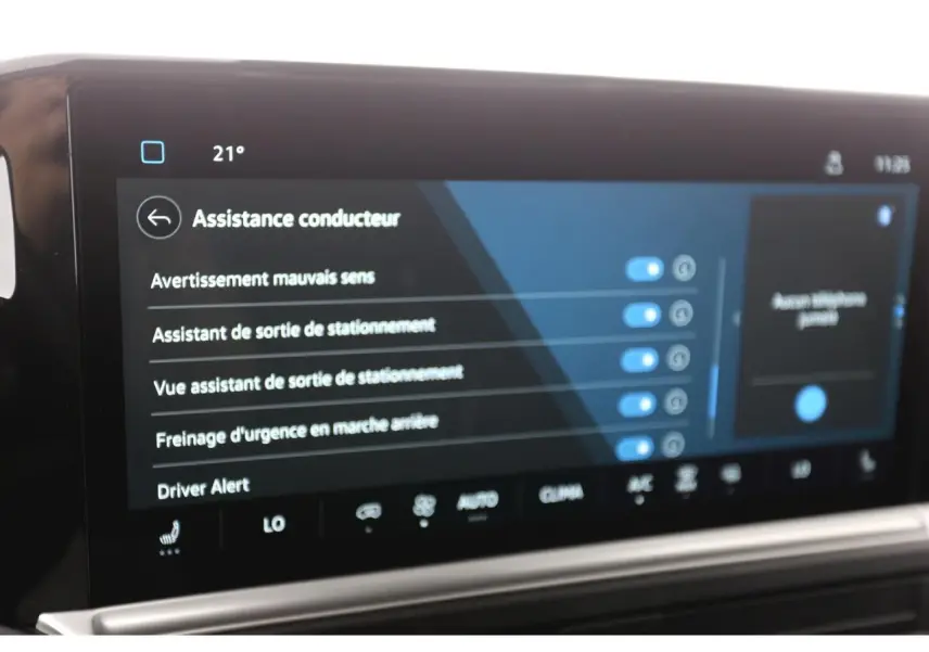 Écran tactile intérieur du Volkswagen Transporter T7 affichant les options d’assistance conducteur en mode nuit.