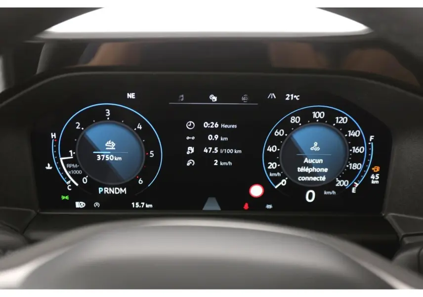 Tableau de bord numérique du Volkswagen Transporter T7, affichage digital clair avec compte-tours et vitesse en km/h.