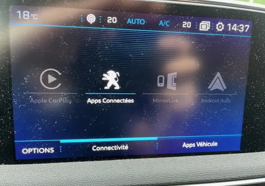 Écran tactile 8 pouces du Peugeot 3008 GT Line 2019 affichant les options de connectivité et applications.