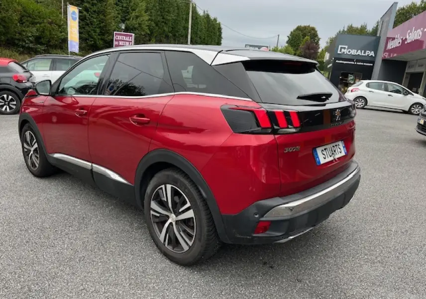 Vue 3/4 arrière droite d'un Peugeot 3008 rouge Ultimate avec toit noir et jantes alliage bi-ton.