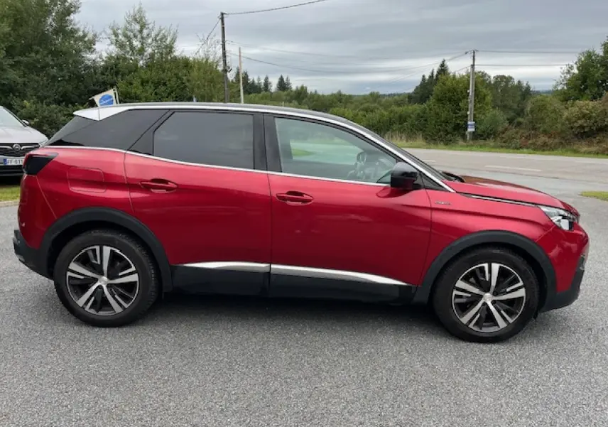 Peugeot 3008 GT Line rouge Ultimate vue de profil côté gauche, avec toit noir et jantes alliage 18 pouces.
