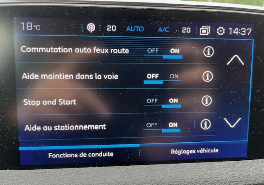 Écran tactile du Peugeot 3008 GT Line 2019 affichant les aides à la conduite activées, intérieur noir.