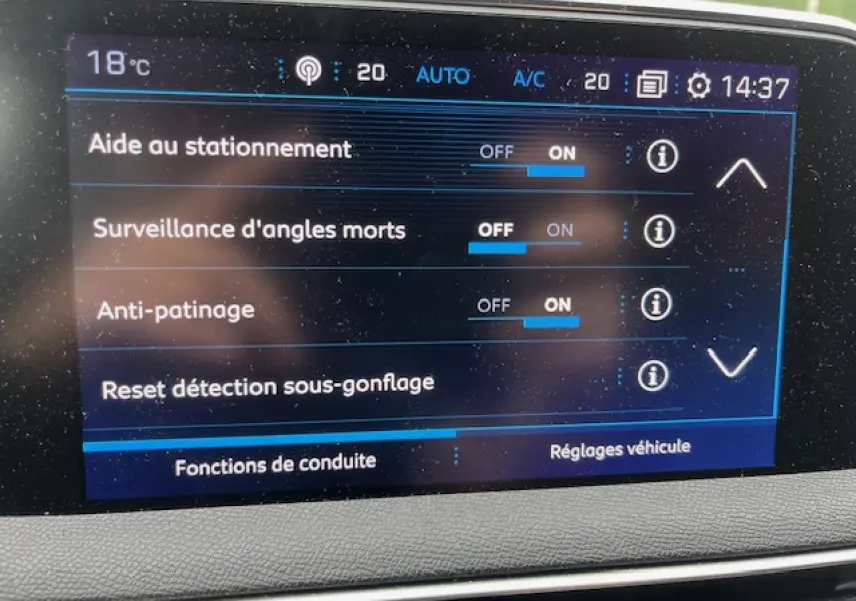 Écran tactile du Peugeot 3008 GT Line 2019 montrant les réglages d'aide à la conduite avec interface en français.