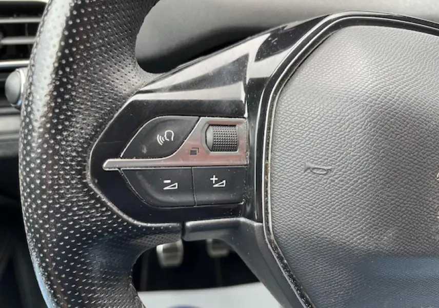 Gros plan sur le volant cuir perforé noir avec commandes multifonctions du Peugeot 3008 GT Line 2019