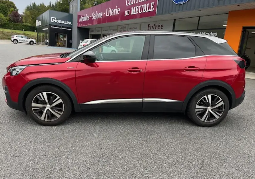 Profil côté gauche du Peugeot 3008 GT Line rouge Ultimate avec toit noir et jantes alliage 18 pouces bi-ton.