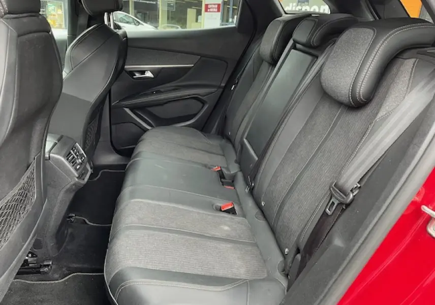 Vue latérale droite de l'habitacle arrière du Peugeot 3008 GT Line 2019 avec sièges TEP et tissu gris.