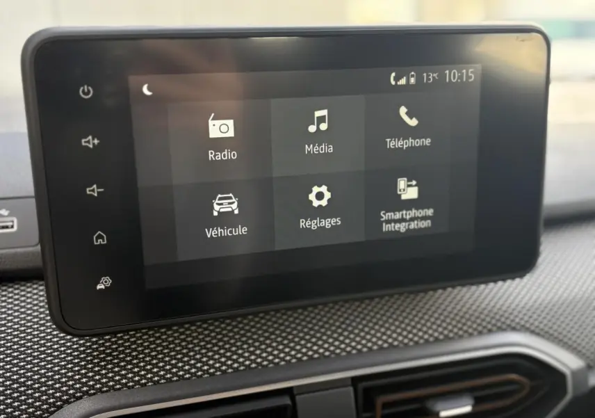 Écran tactile multimédia 8 pouces de la Dacia Sandero Stepway 2025, affichant les options radio, média et téléphone.
