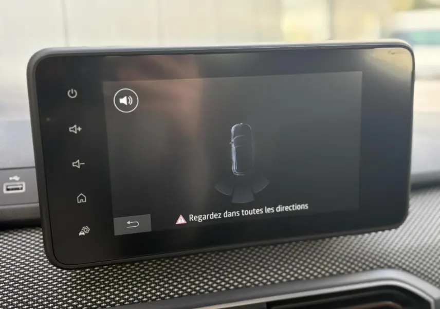 Écran tactile du système multimédia Dacia Sandero Stepway 2025 affichant l'aide au stationnement arrière.