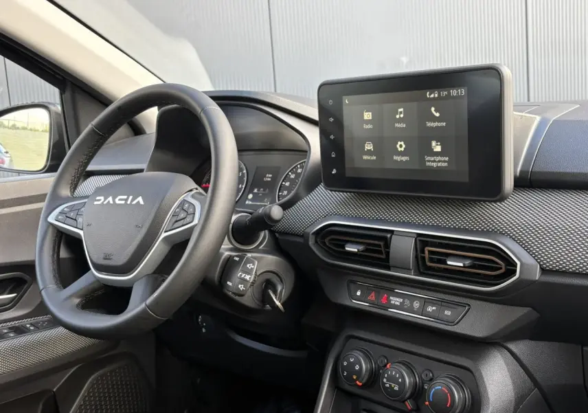 Intérieur de la Dacia Sandero Stepway 2025, vue côté conducteur, volant Soft Feel et écran tactile multimédia 8 pouces.