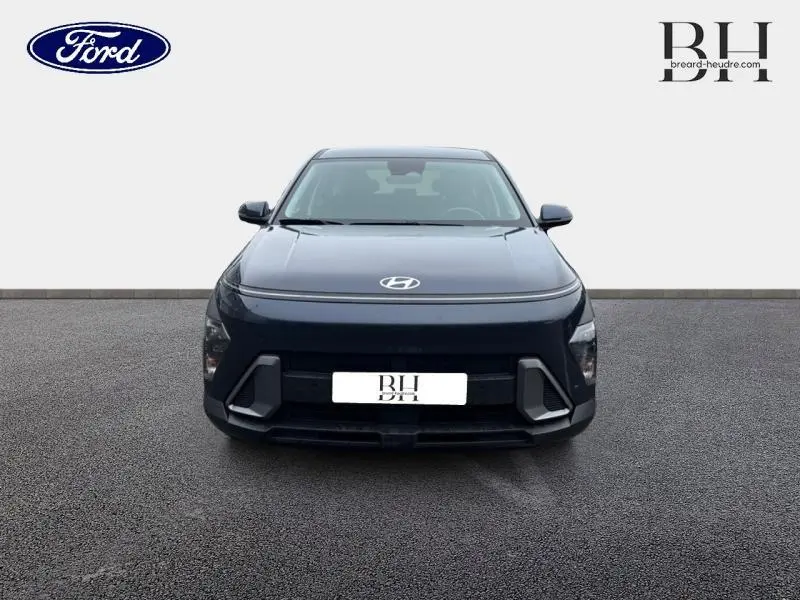 Vue de face d'un Hyundai Kona 2023 en Denim Blue perlé métallisé avec calandre et phares LED intégrés.