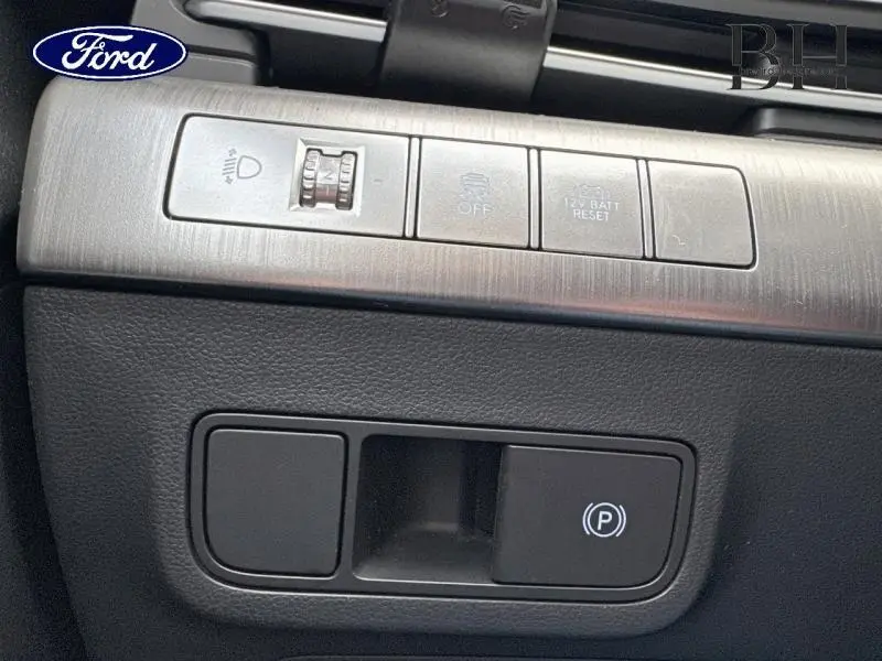 Gros plan sur les commandes de tableau de bord en métal brossé et plastique noir du Hyundai Kona Denim Blue 2023.