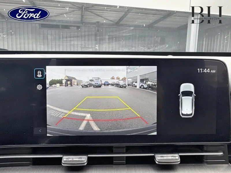 Écran de caméra de recul avec vue arrière d'un parking, affichage digital dans un Hyundai Kona bleu Denim perlé