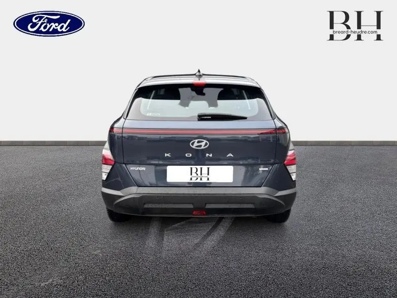 Vue arrière du Hyundai Kona 2023 en Denim Blue perlé métallisé avec feux arrière LED et logo central visible.