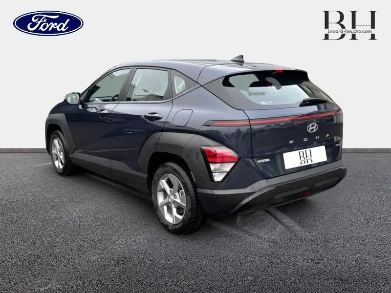 Vue 3/4 arrière droite d'un Hyundai Kona 2023 Denim Blue perlé métallisé avec feux arrière LED et jantes alu.