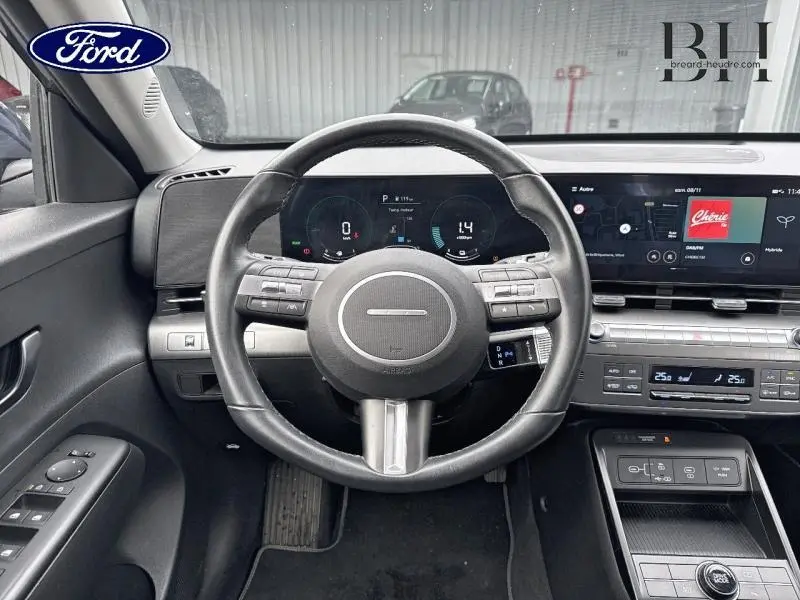 Vue intérieure du volant cuir multifonction et tableau de bord numérique du Hyundai Kona 1.6 GDi Hybrid Denim Blue 2023.