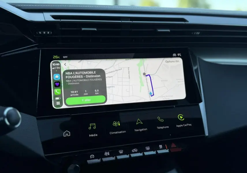 Vue rapprochée de l’écran tactile central du Peugeot 408 blanc Okenite affichant la navigation et les commandes multimédia.