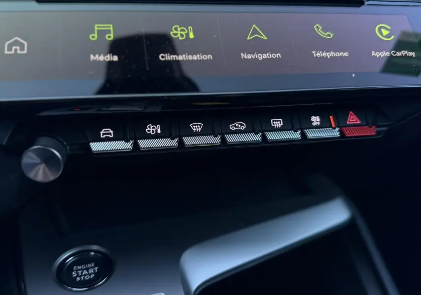 Gros plan sur la console centrale du Peugeot 408 Hybrid blanc, avec écran tactile et boutons de commande éclairés.