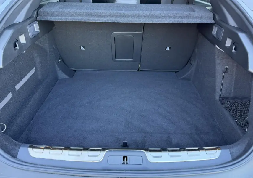 Vue intérieure du coffre spacieux et propre du Peugeot 408 Hybrid 145 e-DSC6 GT, sans chargement visible.