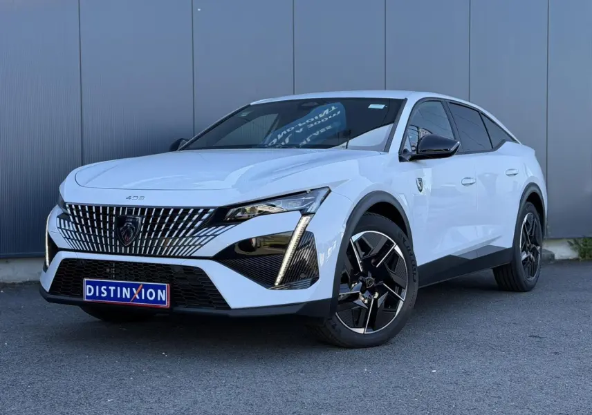 Peugeot 408 Hybrid blanc Okenite vue 3/4 avant droit, avec calandre distinctive et jantes alliage noires.