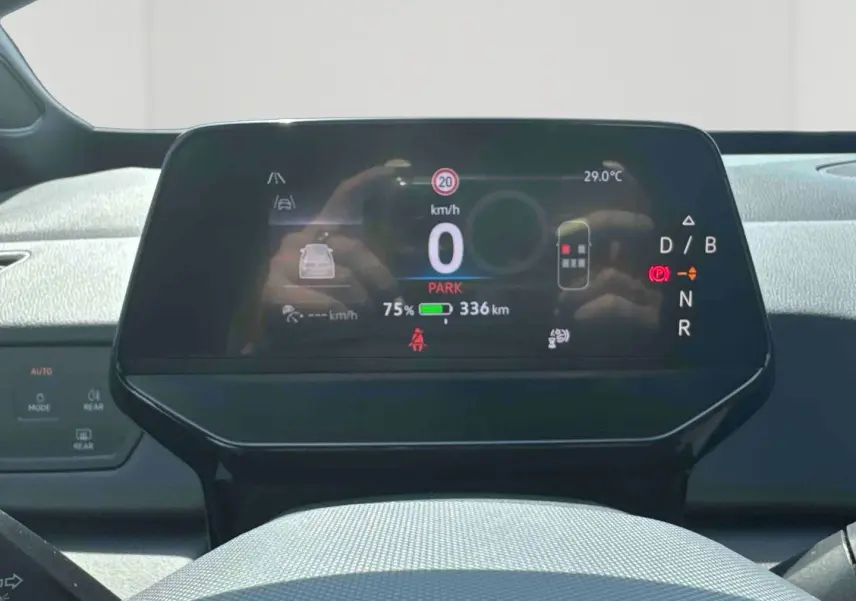 Affichage numérique du tableau de bord du Volkswagen ID.3 2025 montrant vitesse, autonomie et température intérieure.