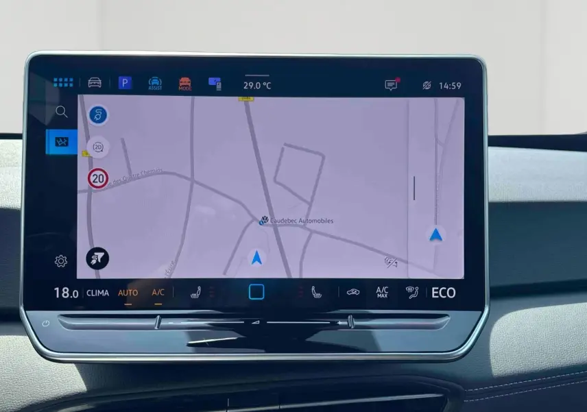 Écran tactile central 12,9 pouces du Volkswagen ID.3 2025 affichant la navigation GPS en mode clair.