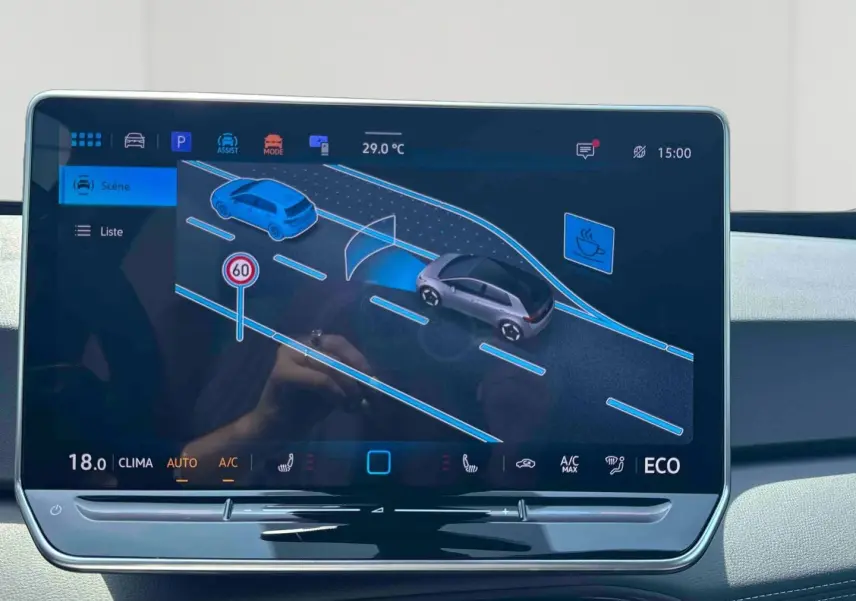 Écran tactile central affichant l'assistance au stationnement et la détection de voie du Volkswagen ID.3 2025.
