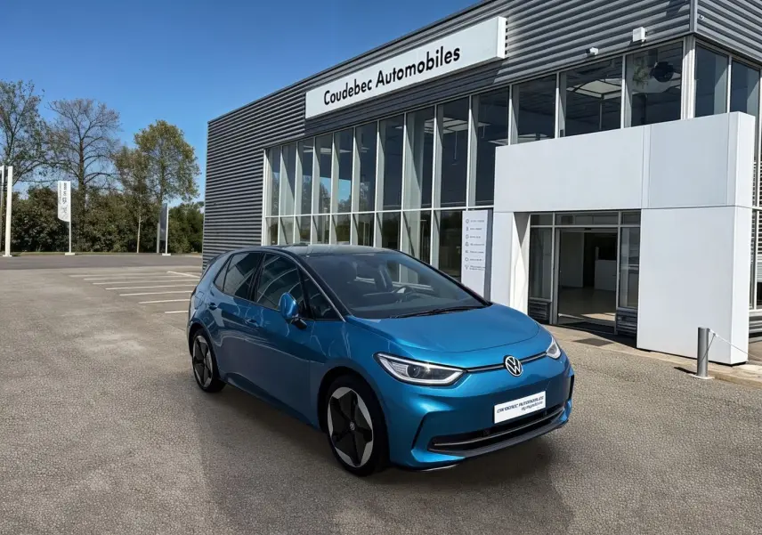 Volkswagen ID.3 204 ch Pro S bleu métallisé en 3/4 avant, avec toit et hayon noirs, devant un concessionnaire.