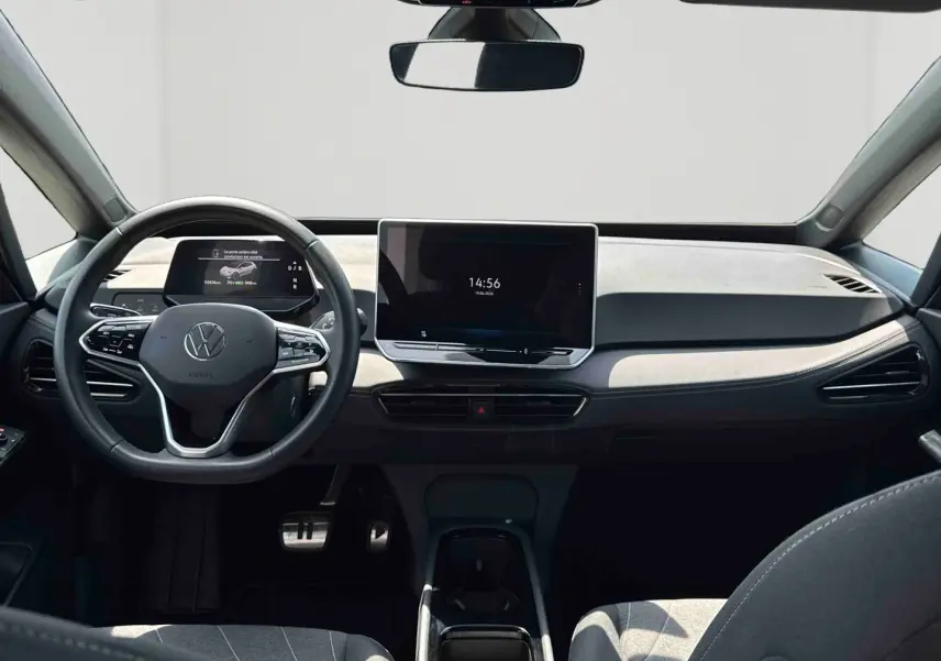 Vue intérieure frontale du tableau de bord et volant noir du Volkswagen ID.3 204 ch Pro S avec écran tactile central.