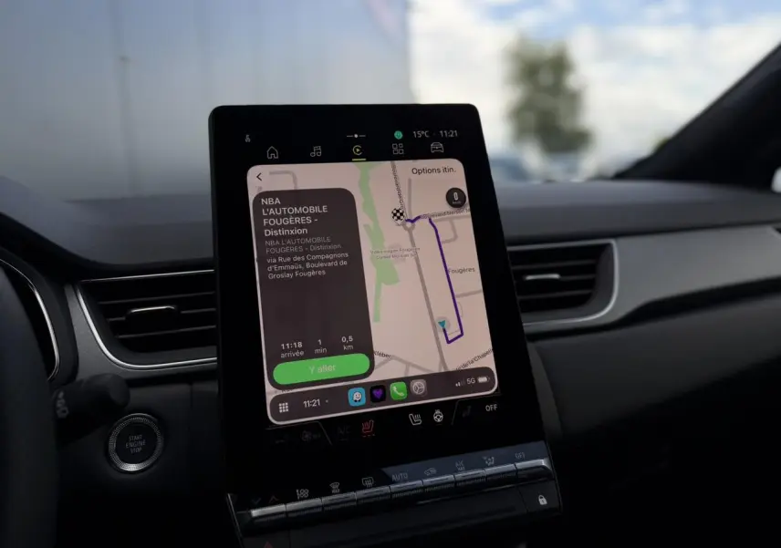 Vue intérieure du tableau de bord du Renault Captur 2026 avec écran tactile central affichant la navigation.