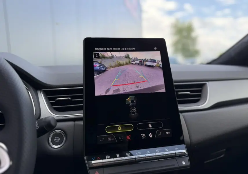 Vue intérieure du tableau de bord du Renault Captur 2026 avec écran tactile affichant la caméra de recul.