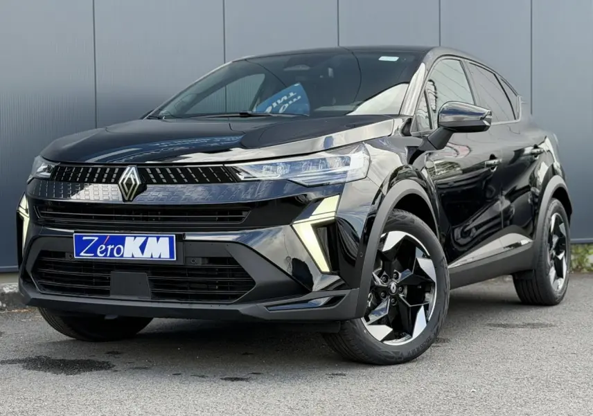 Renault Captur 2026 noir étoilé en 3/4 avant droit, avec jantes aluminium 18 pouces Black Hole et éclairage LED.