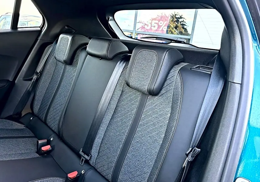 Vue intérieure sur la banquette arrière du Peugeot 2008 bleu obsession, tissu casual lomsa embossé avec appuie-têtes réglables.