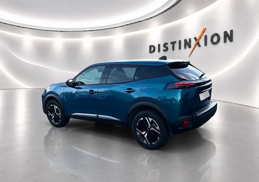Peugeot 2008 bleu obsession vue 3/4 arrière droit en intérieur avec jantes alu et feux arrière LED distinctifs.