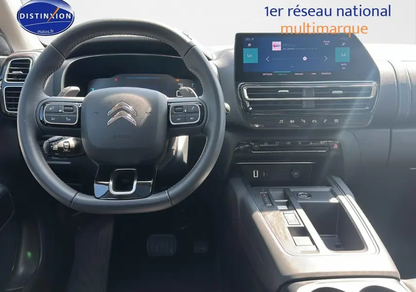 Intérieur de la Citroën C5 Aircross 2024, vue centrée sur le volant cuir et l'écran tactile du tableau de bord.