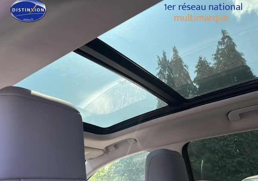 Toit panoramique en verre du Citroën C5 Aircross gris platinium vu de l'intérieur côté avant droit.