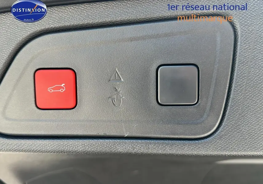 Bouton rouge d'ouverture de hayon motorisé sur panneau intérieur d'une Citroën C5 Aircross gris platinium 2024.